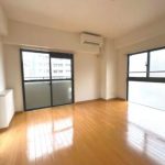 (living room<!--living room-->)
