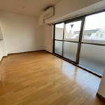 (living room<!--living room-->)