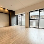 (living room<!--living room-->)