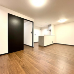 (living room<!--living room-->)