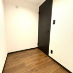 (interior<!--interior-->)