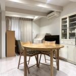 (living room<!--living room-->)