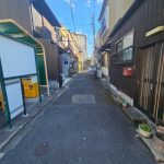 (surrounding area<!--surrounding area)